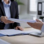 Attestation employeur international : démarches et documents pour un déménagement en Suisse